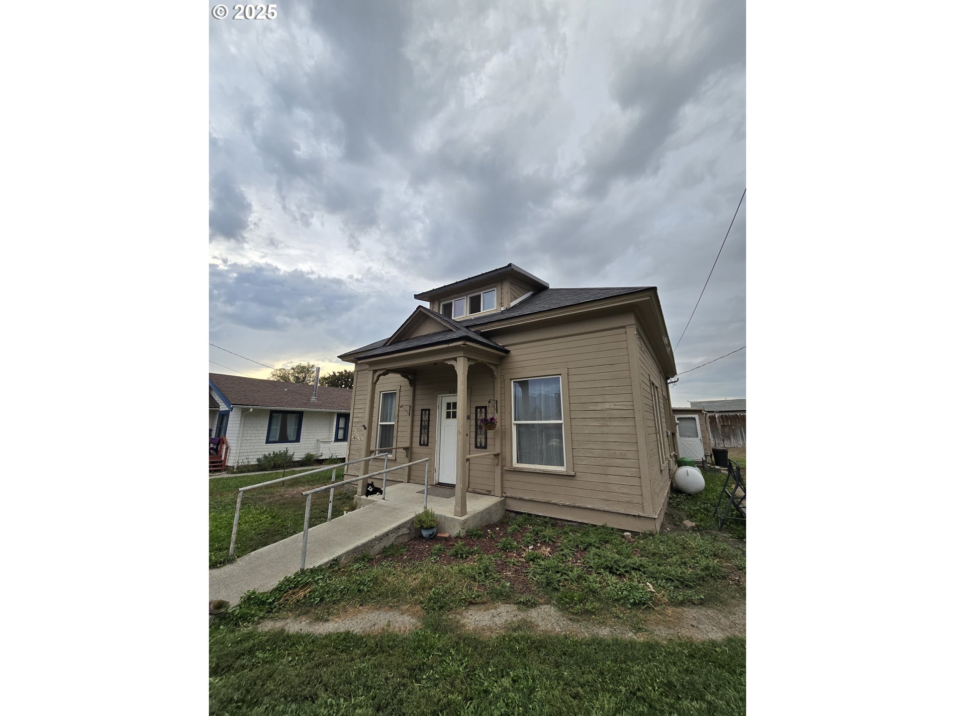 515 West Main Street Enterprise, OR 97828 - Photo 2 of 22 a house view with a garden space