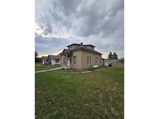 a house view with a outdoor space
