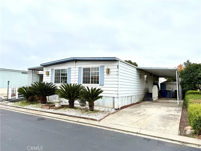 a view of a house with backyard and porch
