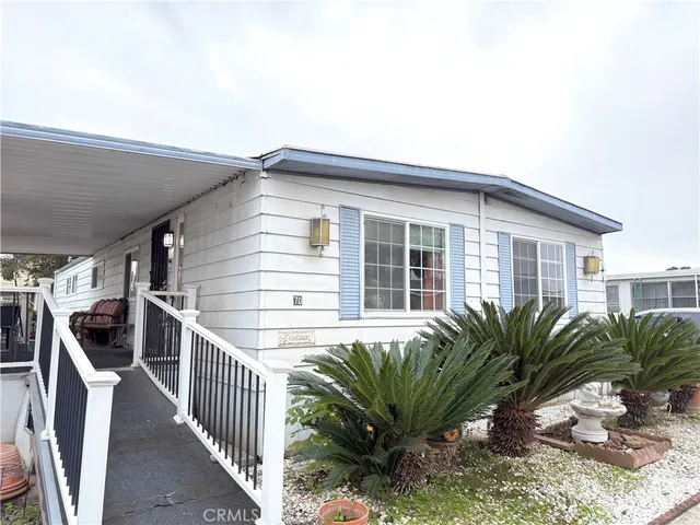 a view of a house with backyard and plants