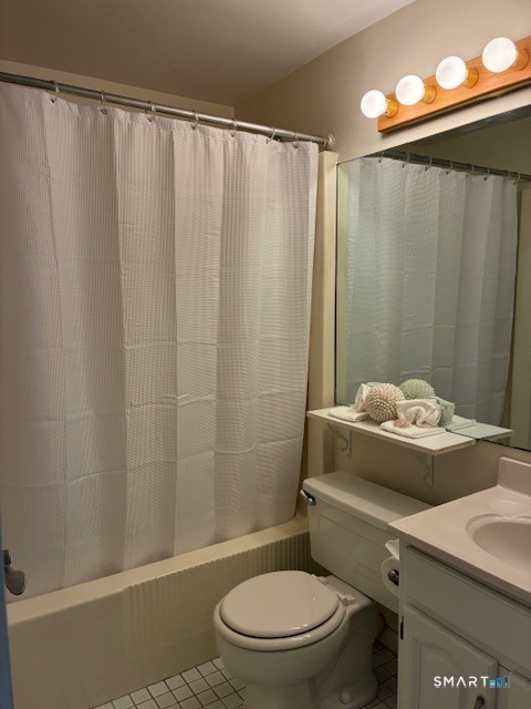 7 River Colony, Unit 7 Guilford, CT 06437 - Photo 17 of 23 a bathroom with a toilet and a shower curtain