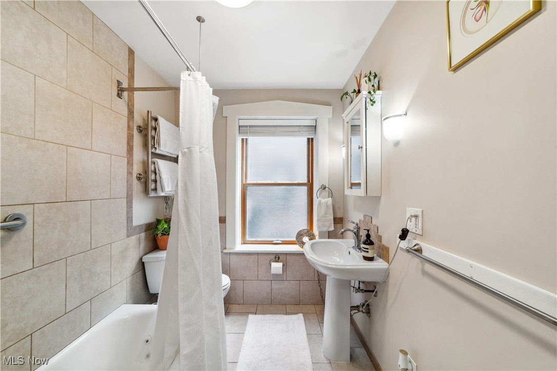 2472 Overlook Road, Unit 7 Cleveland, OH 44106 - Photo 7 of 8 Full bath with toilet, tile patterned floors, shower / tub combo with curtain, and tile walls
