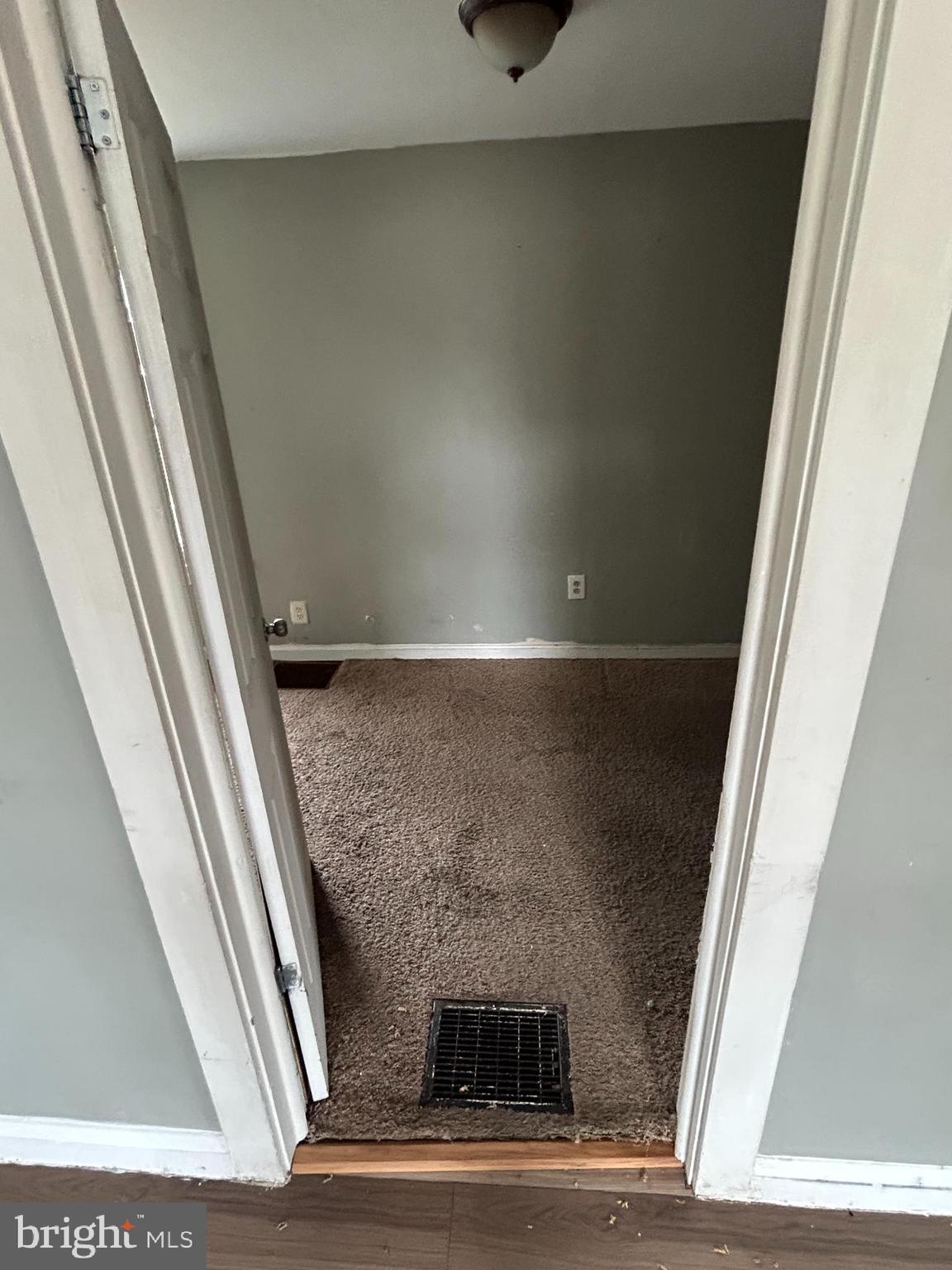 1137 Monroe Circle Baltimore, MD 21225 - Photo 4 of 34