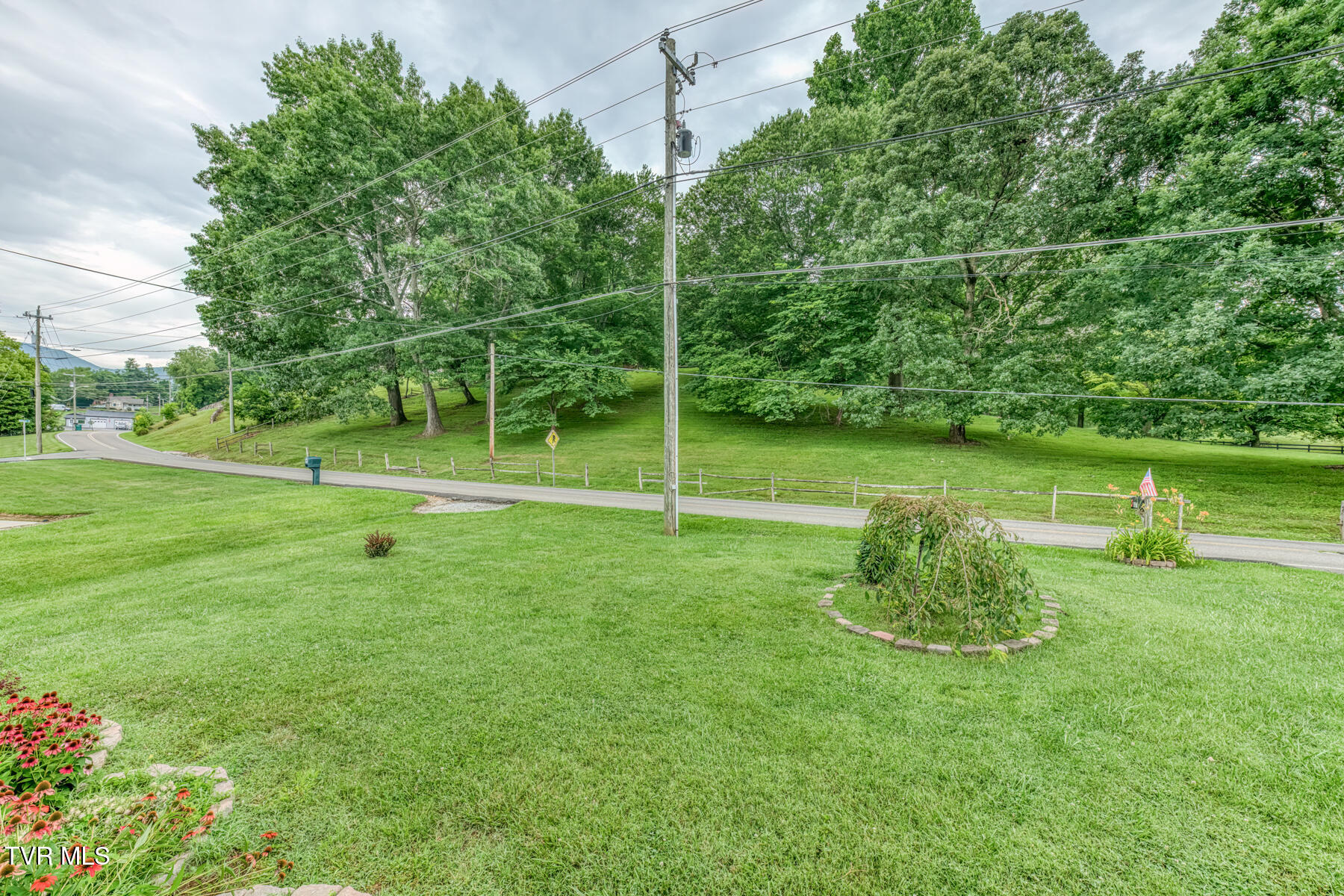 807 North Mohawk Drive Erwin, TN 37650 - Photo 3 of 39 807 N Mohawk Dr-3