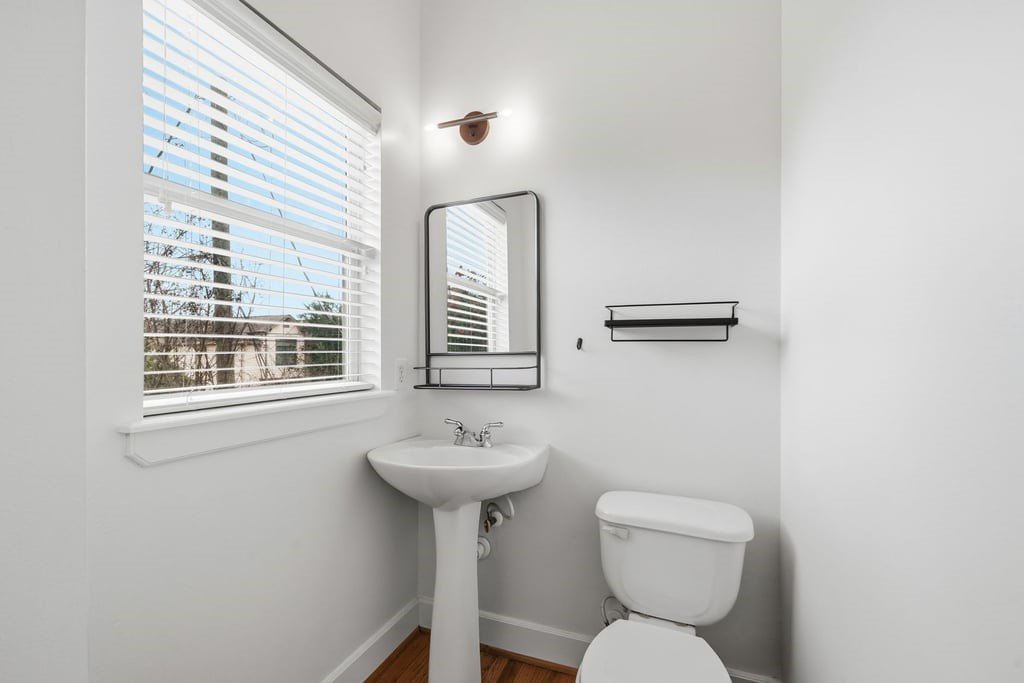 1128 West 26th Street Houston, TX 77008 - Photo 25 of 48 Half restroom-second floor