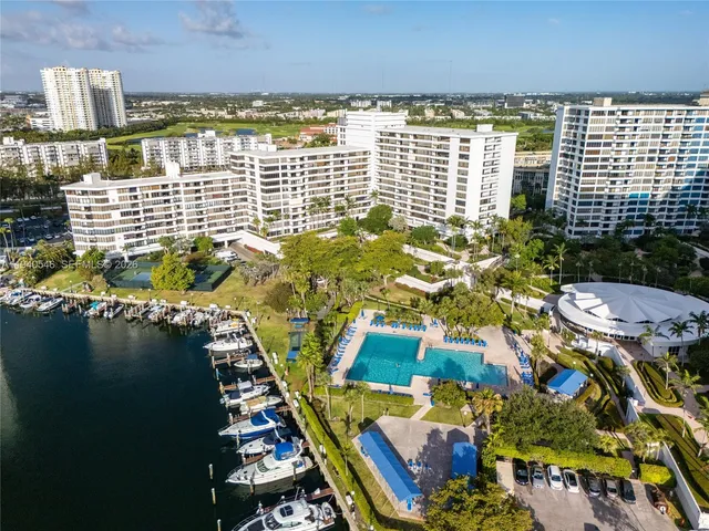 a view of a tennis court