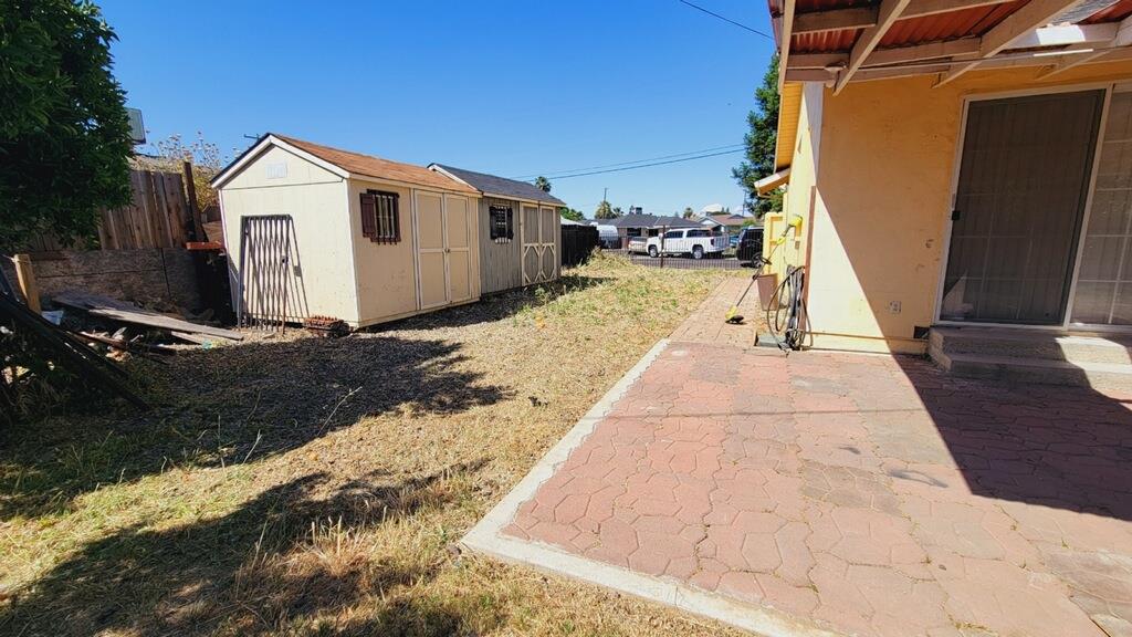 641 Brimmer Road Merced, CA 95341 - Photo 20 of 21 a view of a back yard of the house