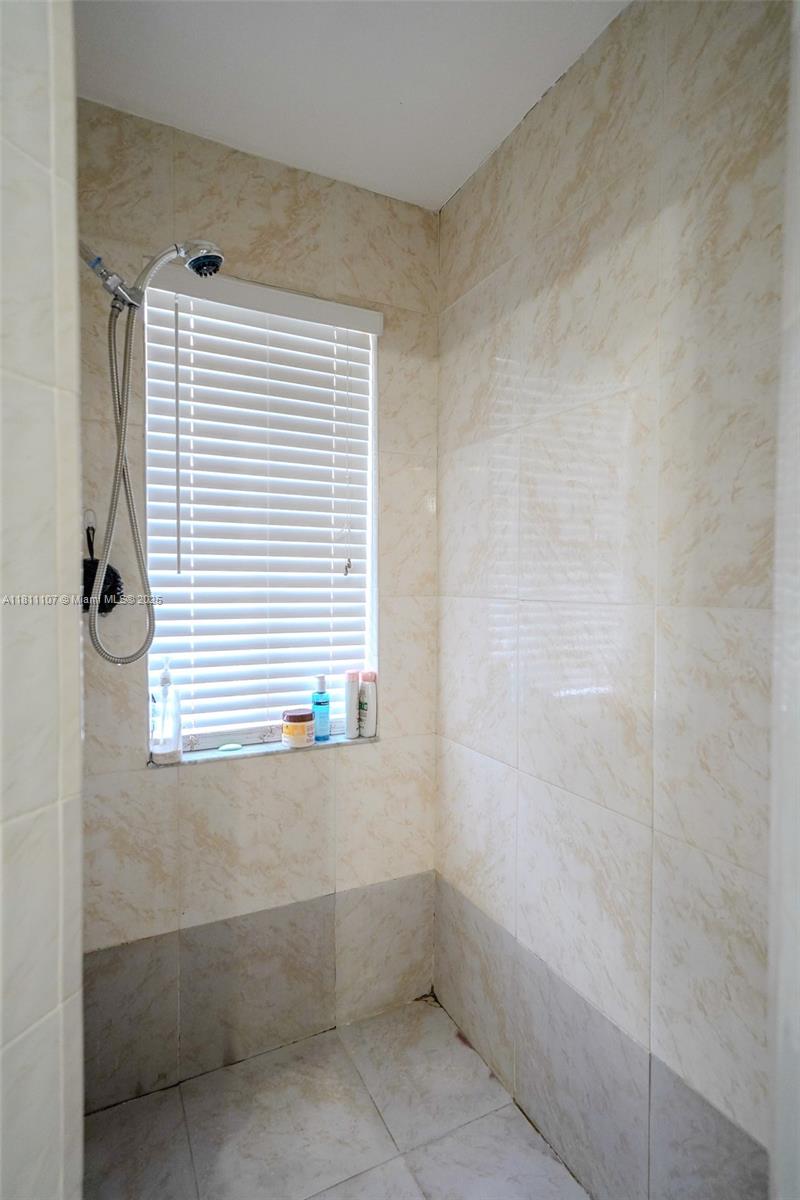 14816 Southwest 104th Street, Unit 85 Miami, FL 33196 - Photo 9 of 20 a bathroom with a bathtub