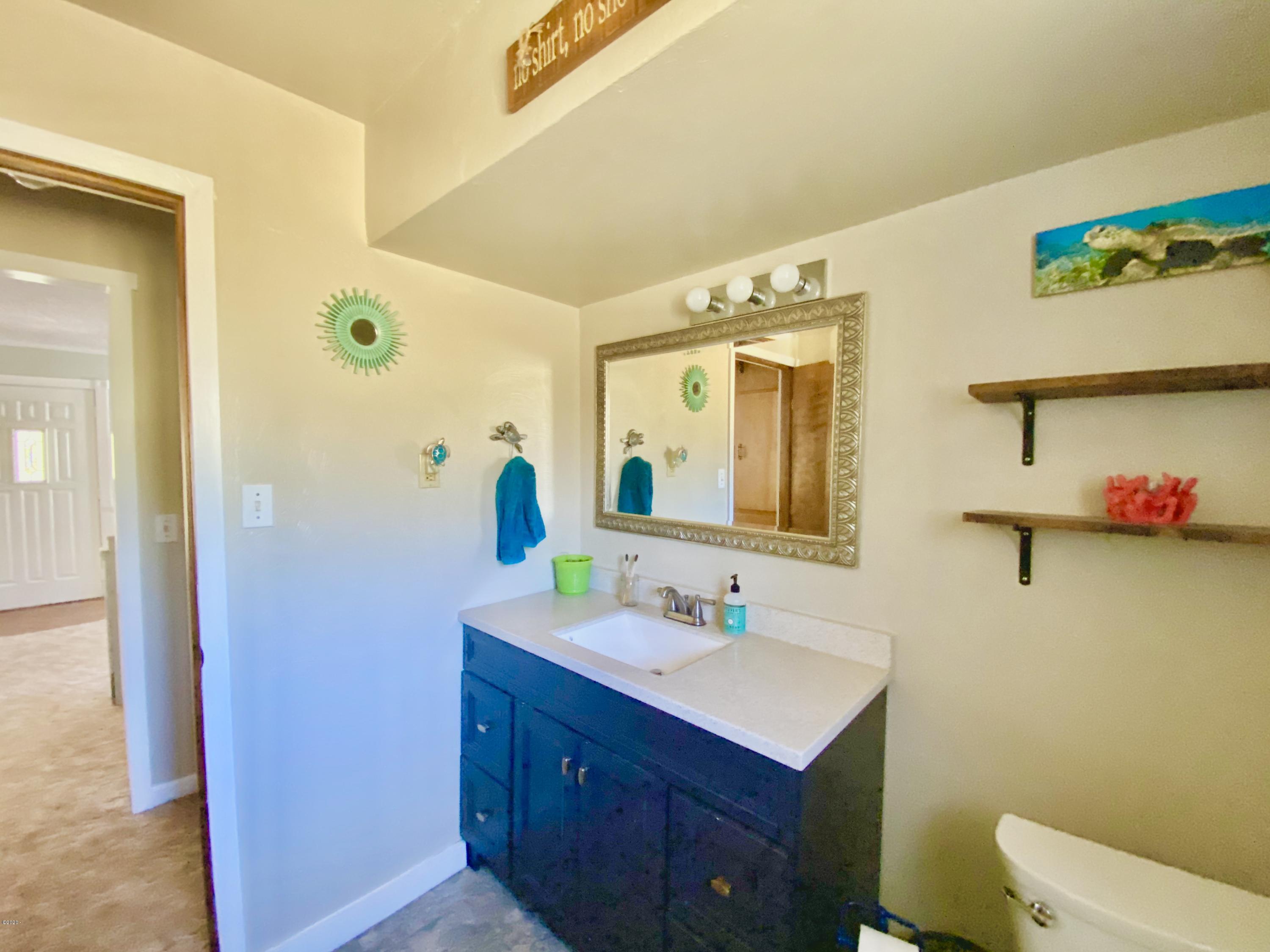 33985 Highway 22 Hebo, OR 97122 - Photo 15 of 40 Main Bath