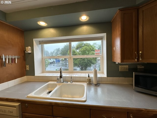 3760 Highway 101, Unit 18 Florence, OR 97439 - Photo 6 of 29 Kitchen