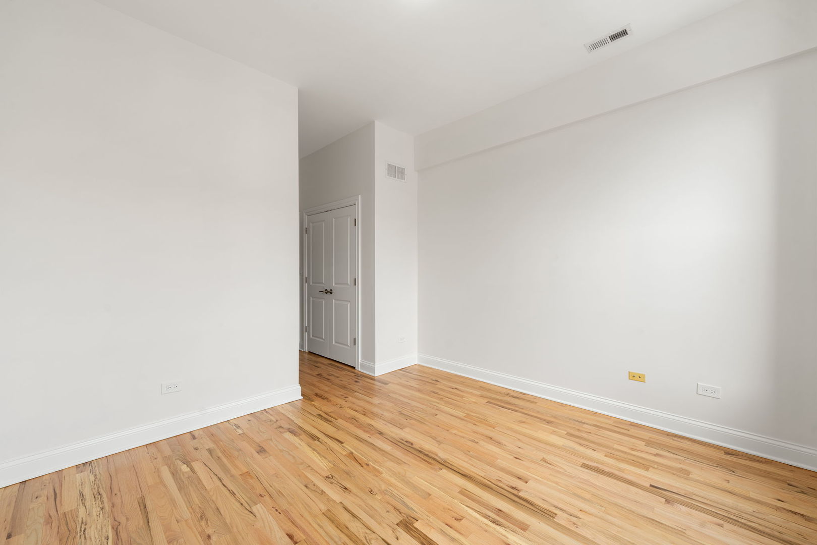 2354 South Oakley Avenue, Unit B2 Chicago, IL 60608 - Photo 17 of 25 a view of an empty room