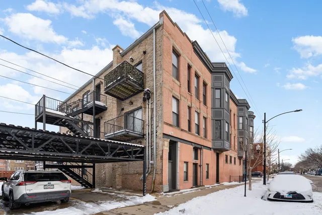 $295,000 | 2354 South Oakley Avenue, Unit B2, Chicago, IL 60608