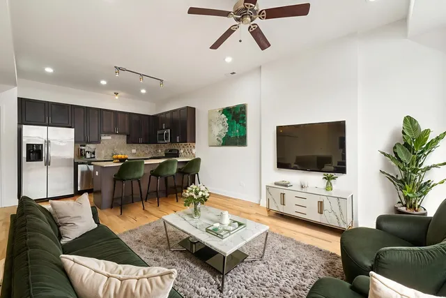 $295,000 | 2354 South Oakley Avenue, Unit B2, Chicago, IL 60608