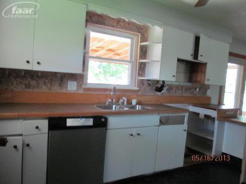 1168 South Genesee Road Burton, MI 48509 - Photo 7 of 17 20356855-6.JPG