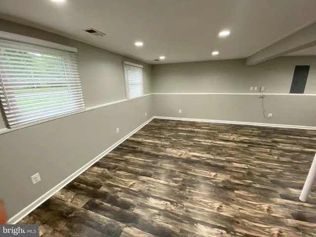 a view of empty room with window