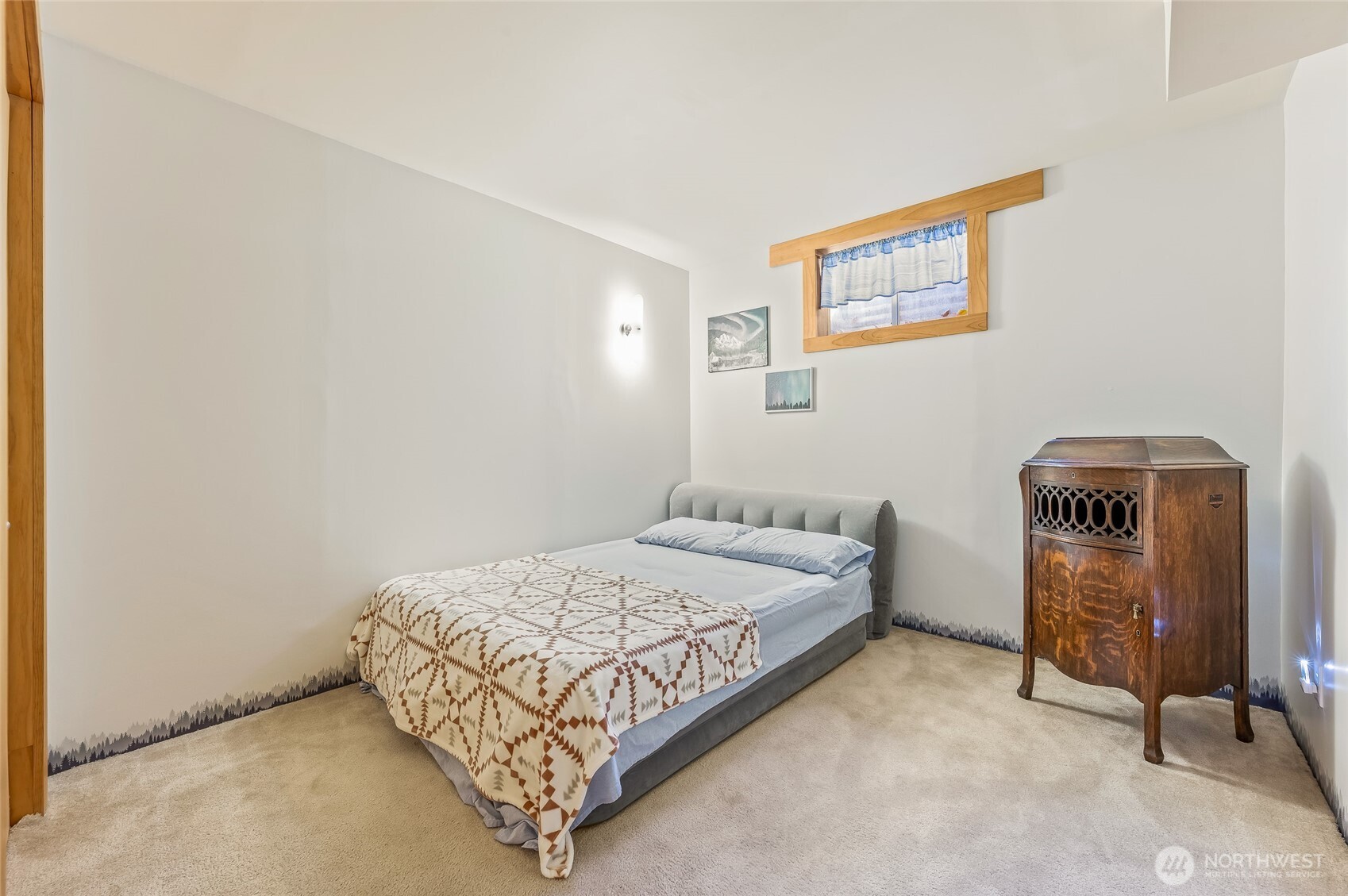 2314 Westwick Road Wenatchee, WA 98801 - Photo 23 of 37 a bedroom with a bed and a wall painting