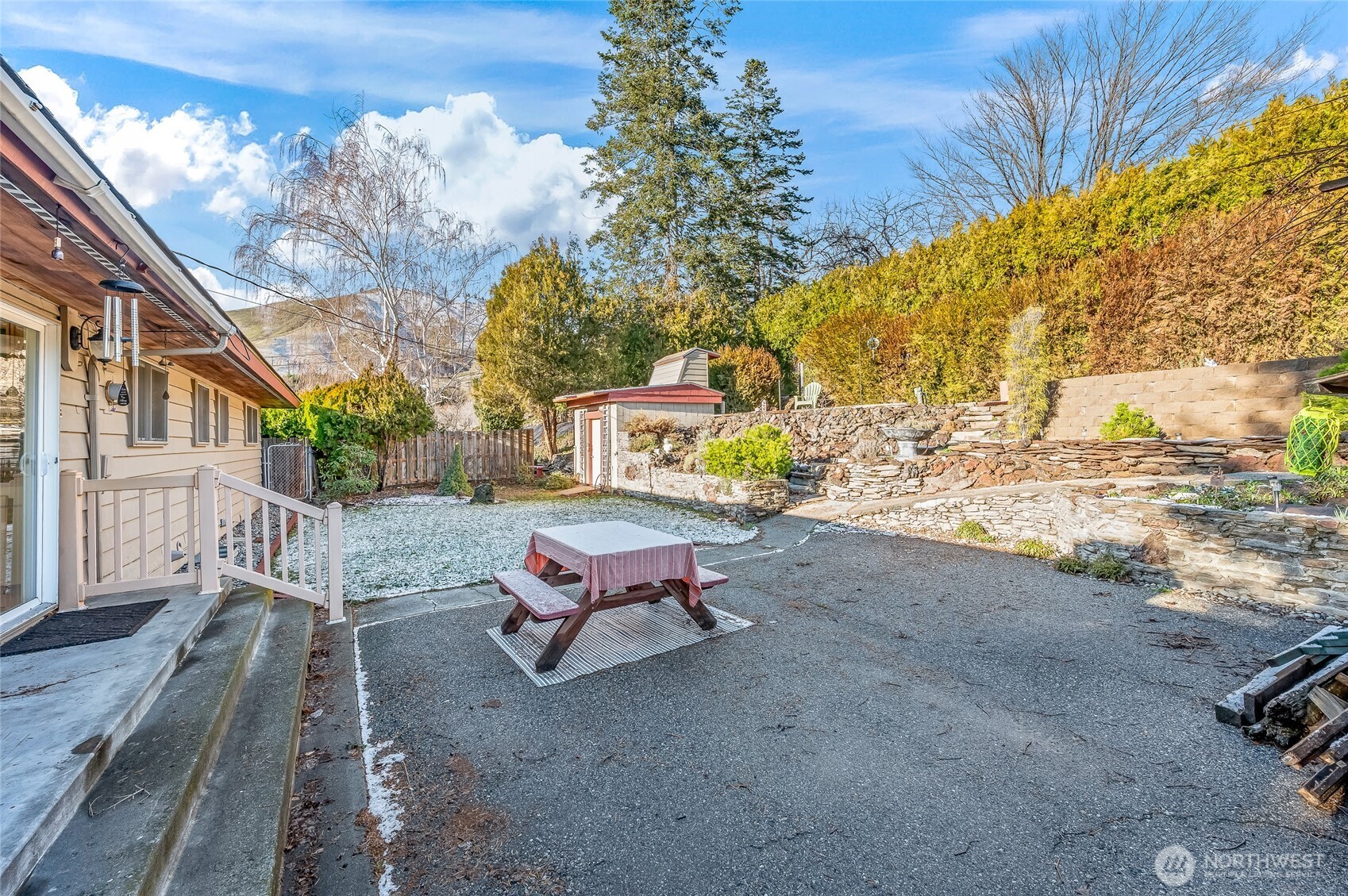 2314 Westwick Road Wenatchee, WA 98801 - Photo 29 of 37 a backyard of a house with table and chairs