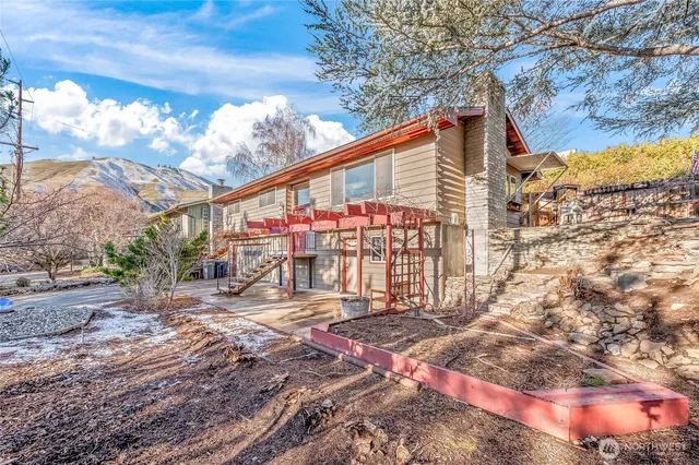 a view of a house with a yard