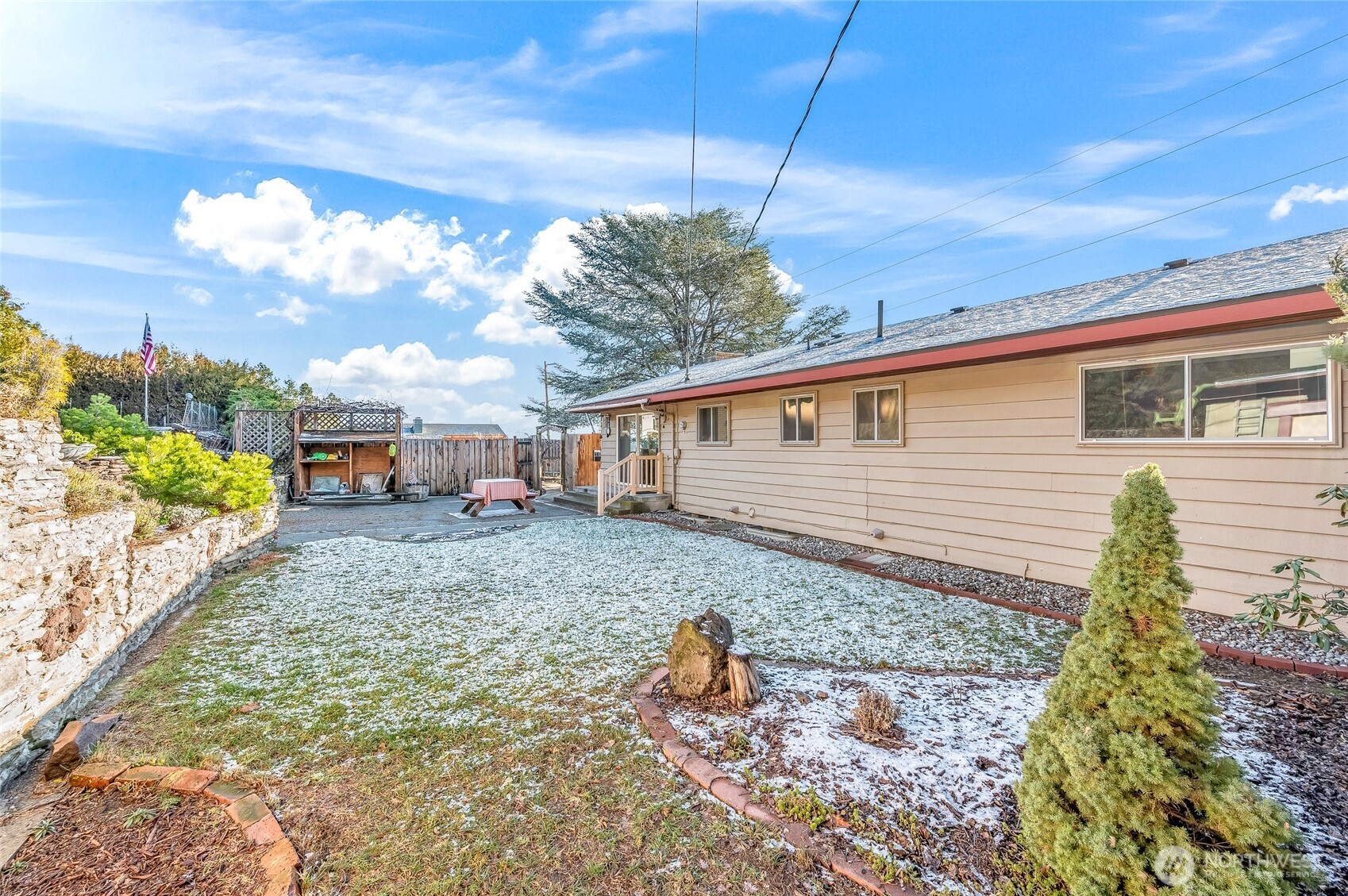 2314 Westwick Road Wenatchee, WA 98801 - Photo 31 of 37 a backyard of a house with table and chairs