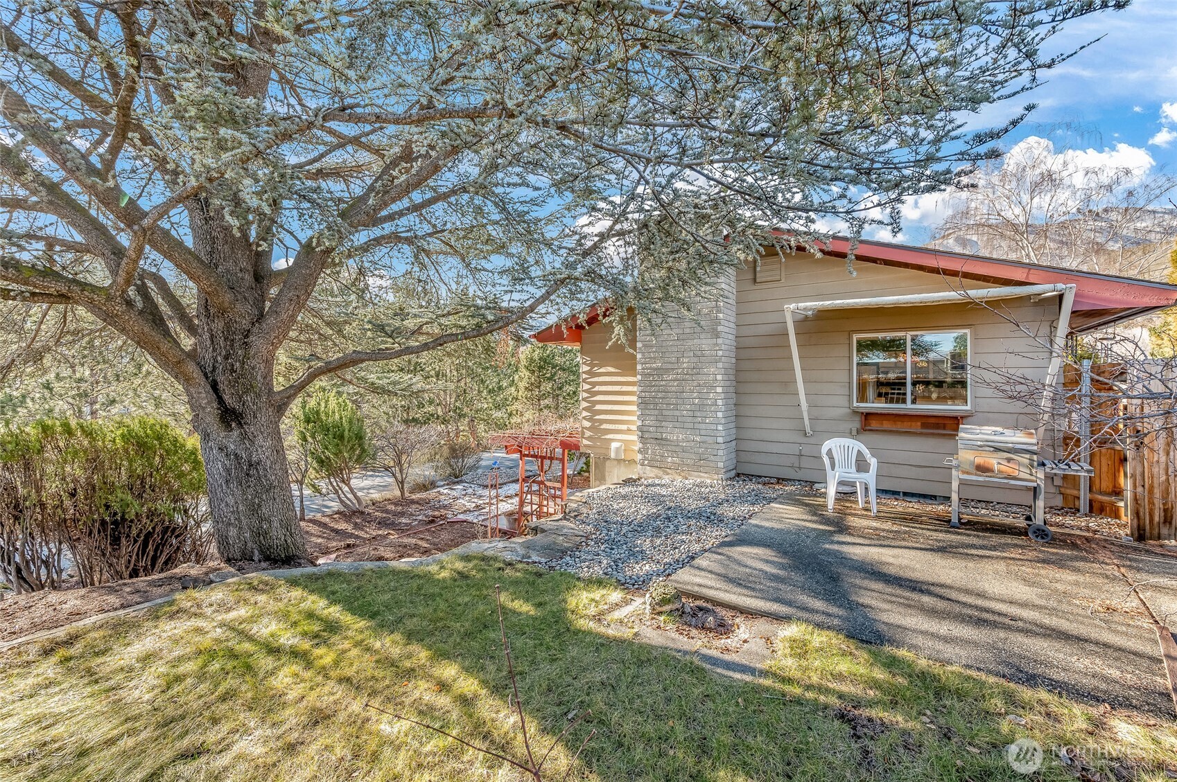 2314 Westwick Road Wenatchee, WA 98801 - Photo 33 of 37 a backyard of a house with table and chairs