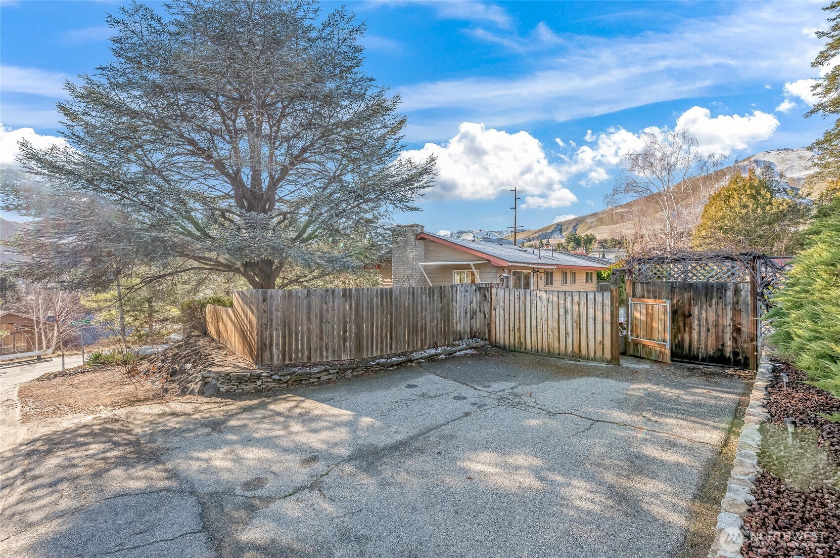 2314 Westwick Road Wenatchee, WA 98801 - Photo 34 of 37 a view of a backyard of the house