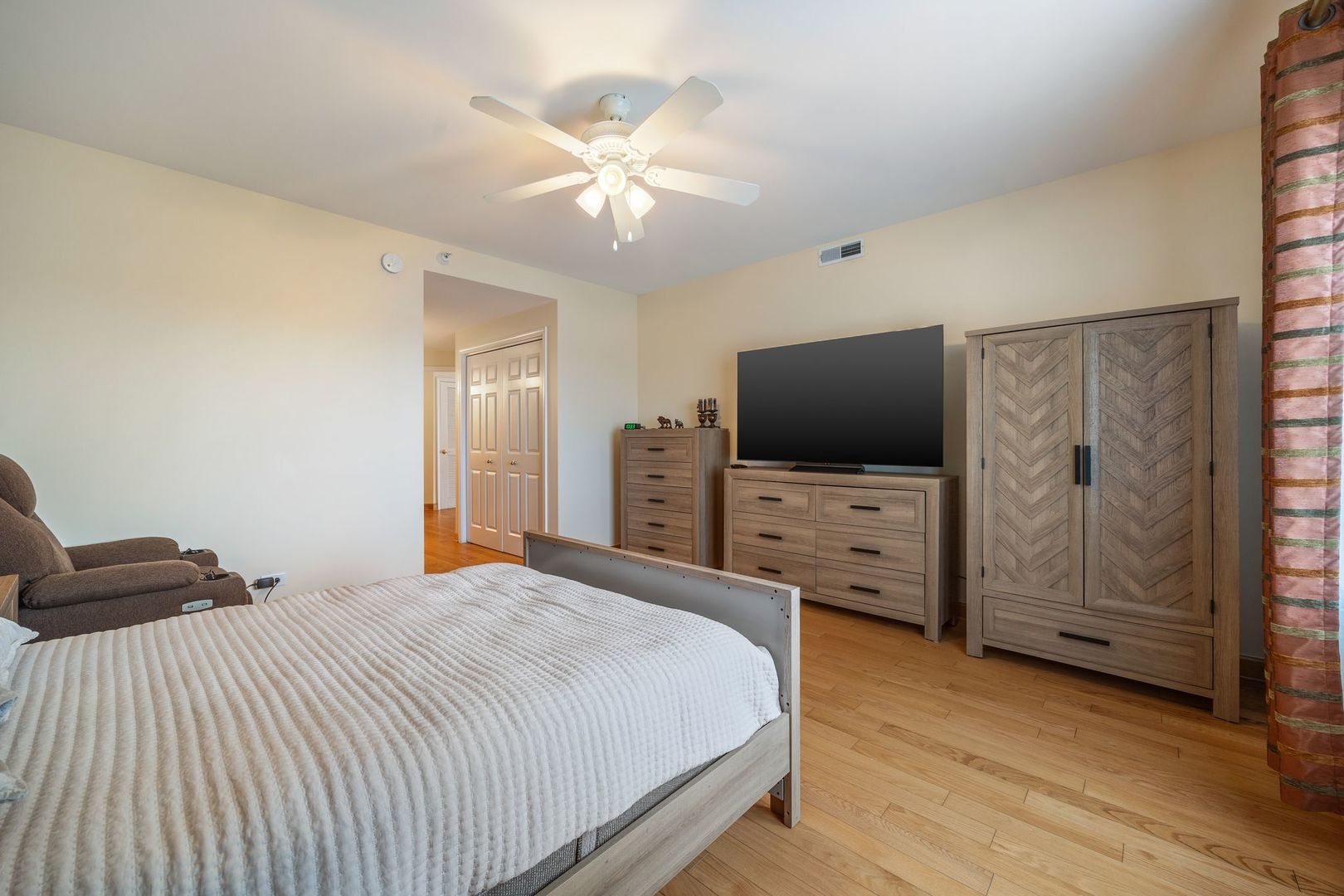 77 North Wolf Road, Unit 309 Northlake, IL 60164 - Photo 17 of 25 a bedroom with a flat screen tv and a bed