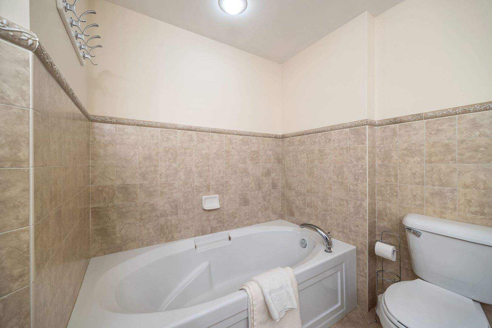 77 North Wolf Road, Unit 309 Northlake, IL 60164 - Photo 19 of 25 a bathroom with a toilet bathtub and shower