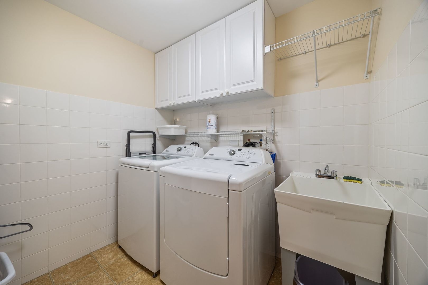 77 North Wolf Road, Unit 309 Northlake, IL 60164 - Photo 23 of 25 a utility room with dryer and washer