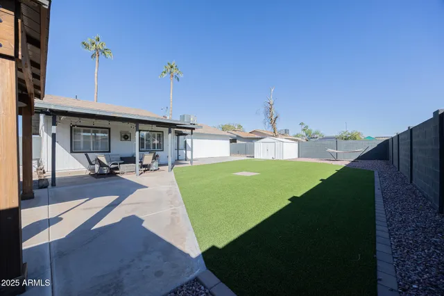 a view of a backyard