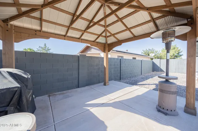 a view of a backyard