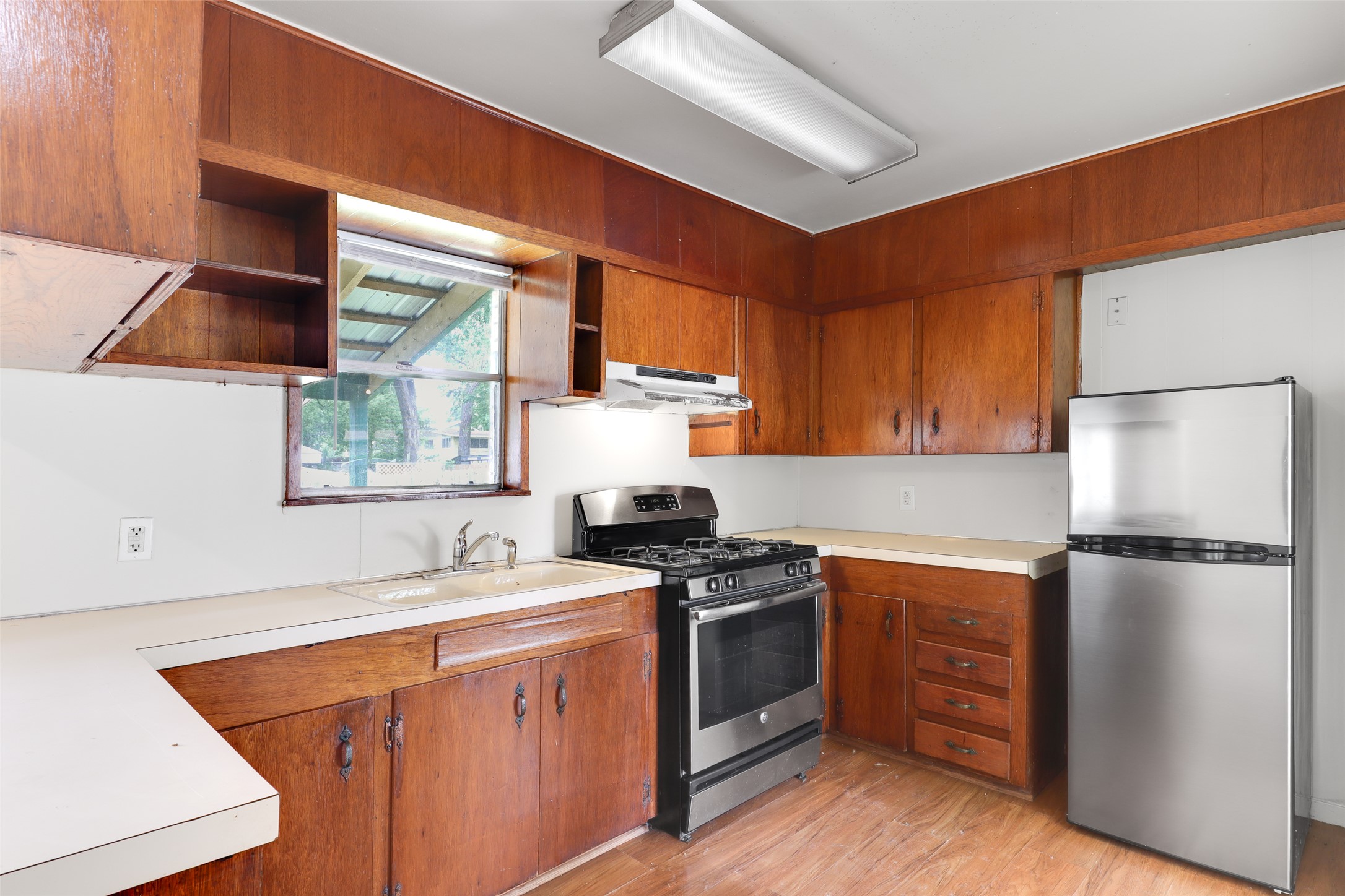 1800 Rhodes Road Austin, TX 78721 - Photo 6 of 14 a kitchen with a stove a sink and a refrigerator