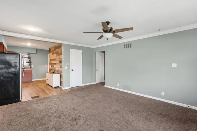 a view of a livingroom with a ceiling fan