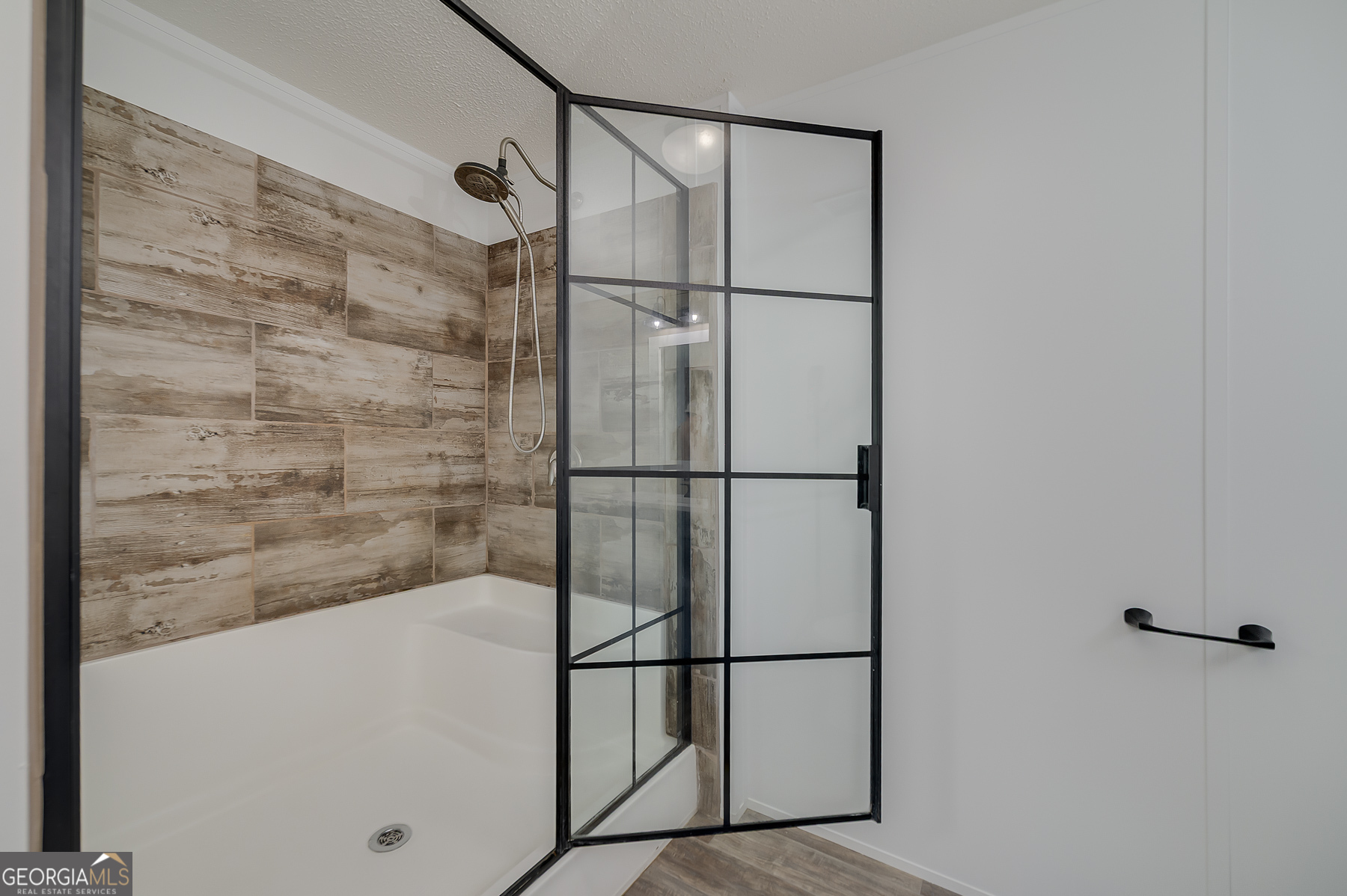 595 Barnetts Bridge Road Jackson, GA 30233 - Photo 31 of 47 a bathroom with a bathtub