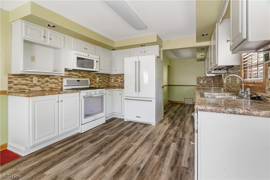 808 East Waterloo Road Akron, OH 44306 - Photo 9 of 31 Kitchen area