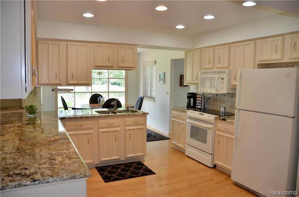 618 Baker Street Rochester Hills, MI 48307 - Photo 4 of 25