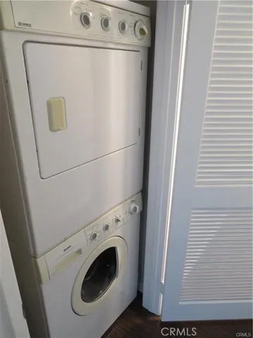a close up view of a washer and dryer