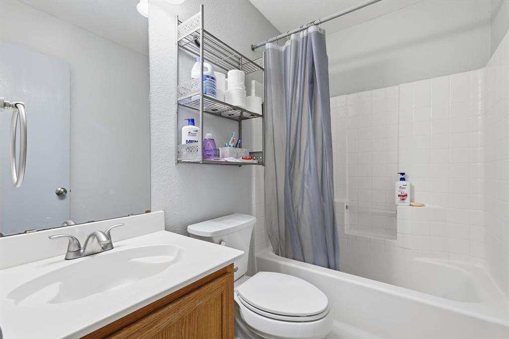 114 Drake Lane Garland, TX 75043 - Photo 19 of 27 a bathroom with a sink toilet and shower