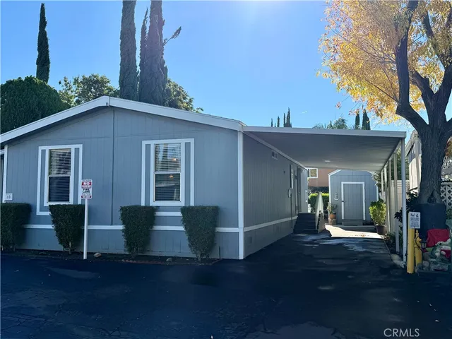 a view of backyard of the house