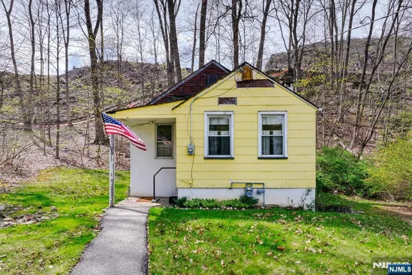 $270,000 | 102 Greenwood Avenue, Wanaque, NJ 07420