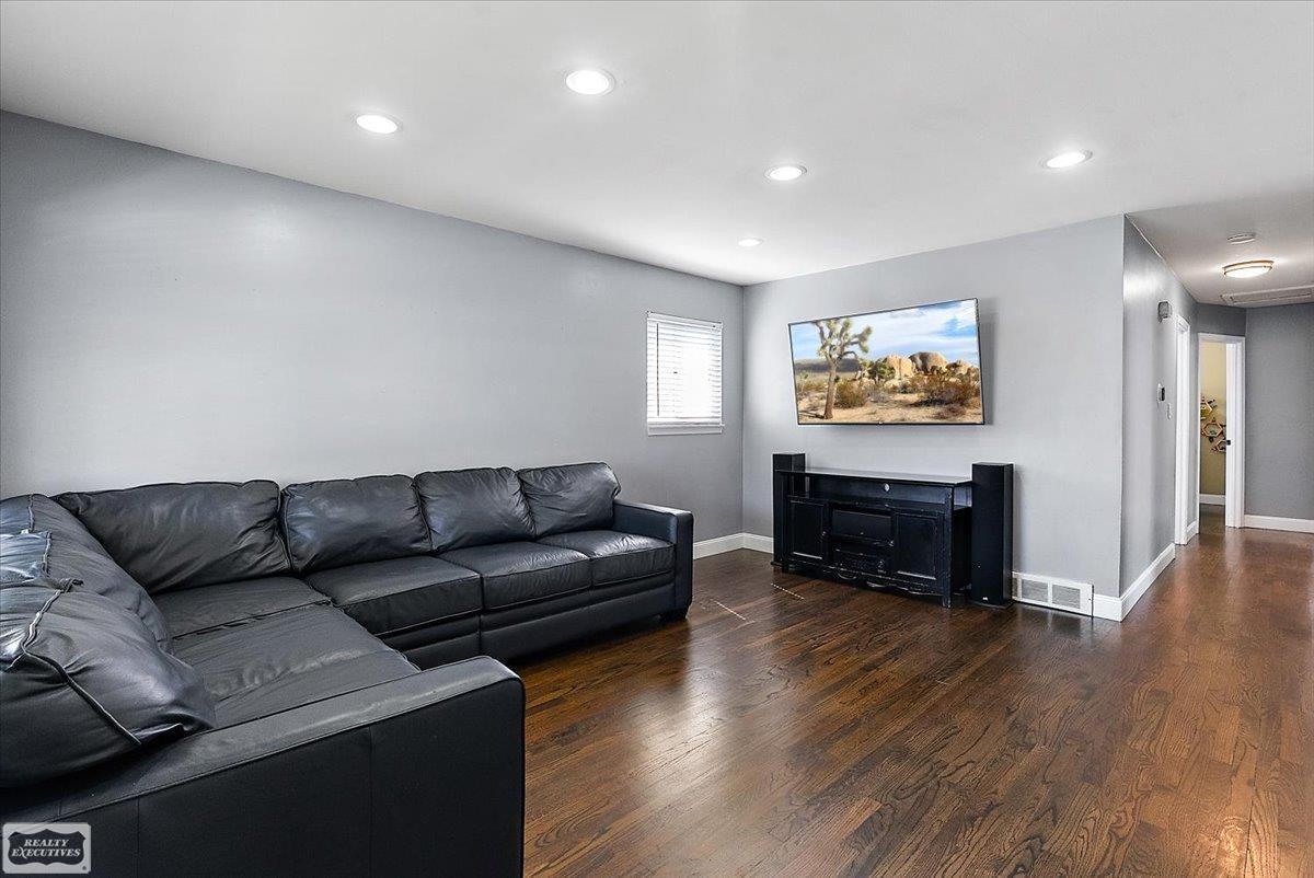 8340 Gerald Avenue Warren, MI 48093 - Photo 13 of 34 Gallery Image 13