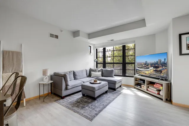$2,000 | 2565 Franklin Avenue, Unit 207, St. Paul, MN 55114