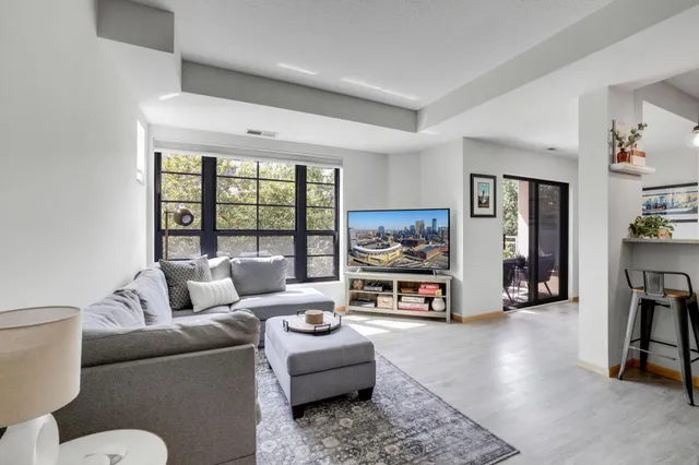 $2,000 | 2565 Franklin Avenue, Unit 207, St. Paul, MN 55114