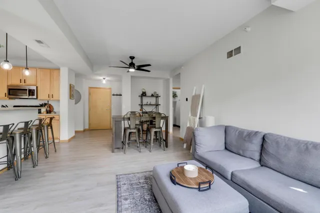 $2,000 | 2565 Franklin Avenue, Unit 207, St. Paul, MN 55114