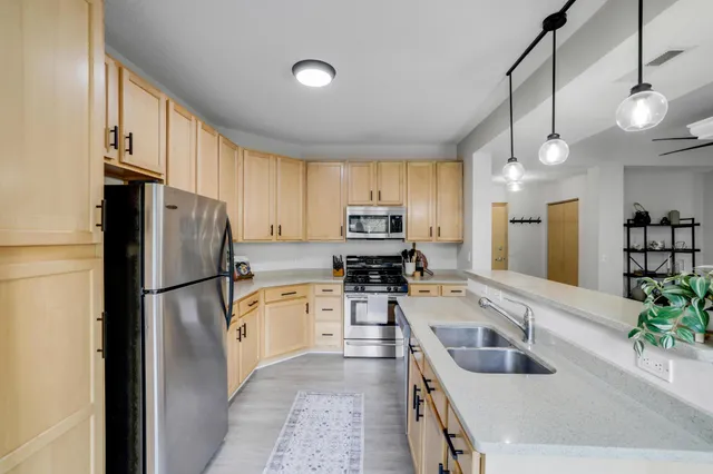 $2,000 | 2565 Franklin Avenue, Unit 207, St. Paul, MN 55114