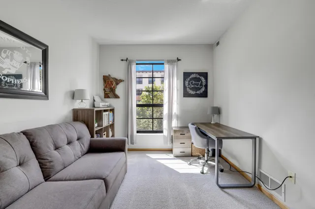 $2,000 | 2565 Franklin Avenue, Unit 207, St. Paul, MN 55114