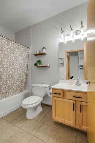 $2,000 | 2565 Franklin Avenue, Unit 207, St. Paul, MN 55114