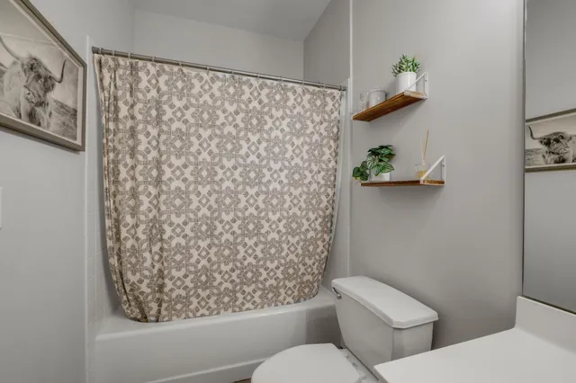 $2,000 | 2565 Franklin Avenue, Unit 207, St. Paul, MN 55114