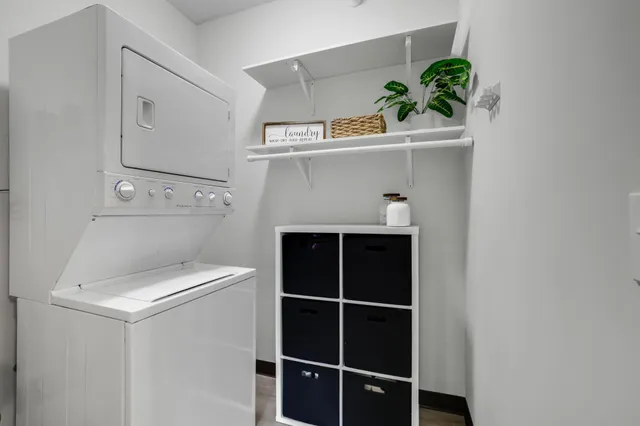 $2,000 | 2565 Franklin Avenue, Unit 207, St. Paul, MN 55114