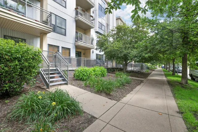 $2,000 | 2565 Franklin Avenue, Unit 207, St. Paul, MN 55114