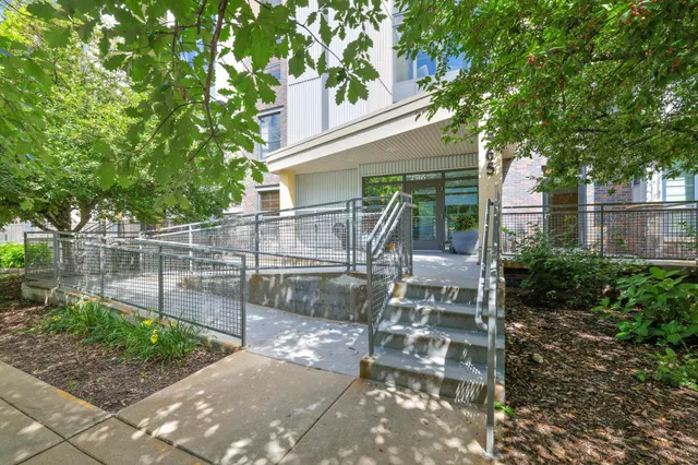 $2,000 | 2565 Franklin Avenue, Unit 207, St. Paul, MN 55114